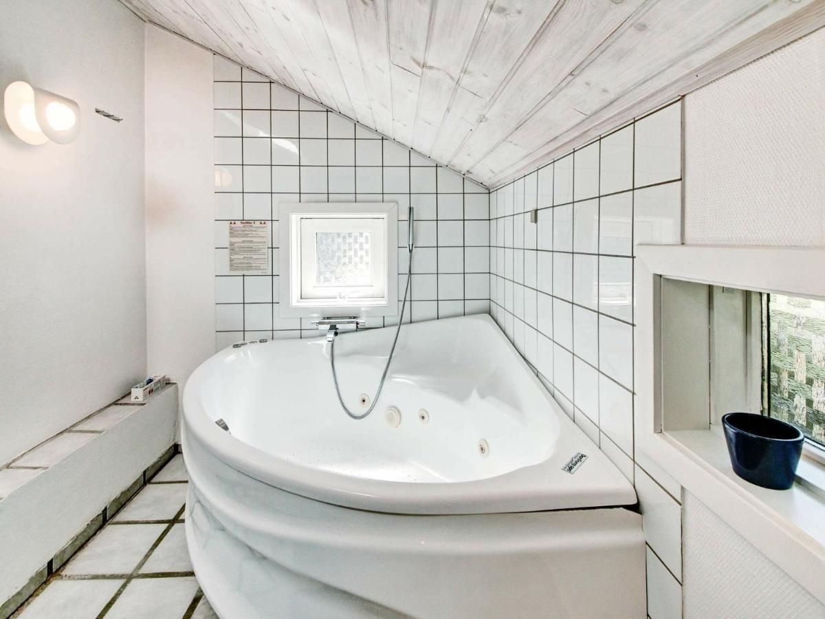 8 Person Holiday Home In Nex Vester Somarken Luaran gambar